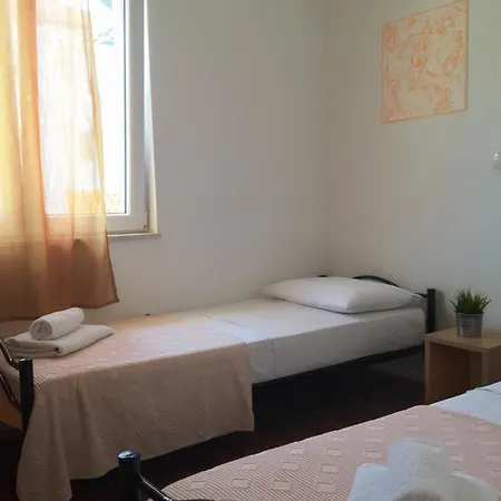 Apartman Lena *